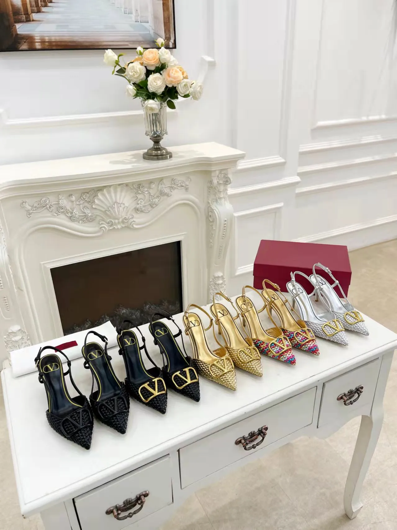 👟👟Ex-factory price 440👟👟 Genuine leather sole +40 Top version 𝑉𝐴𝐿𝐸𝑁𝑇𝐼𝑁𝑂 Valentino new spring and summer women's 5⃣️color empty back sandals. The unique [V family hand-woven] brings out a full sense of high-end, and the new season will live up to expectations! Worth buying★Absolutely high-grade❥Original method, Absolutely sensual❥Elegant style, creating a different feeling, simple and elegant style!  Code number: 35-41 (34-42 is custom-made and non-returnable) Inner lining: Sheepskin lining Heel height: 7.5 cm Leather outsole + 40 rubber outsole